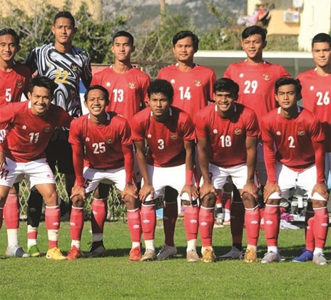 Erlangga Setyo (berdiri dua dari kiri) saat bersama skuad Timnas U-19. (INSTAGRAM ERLANGGA SETYO)