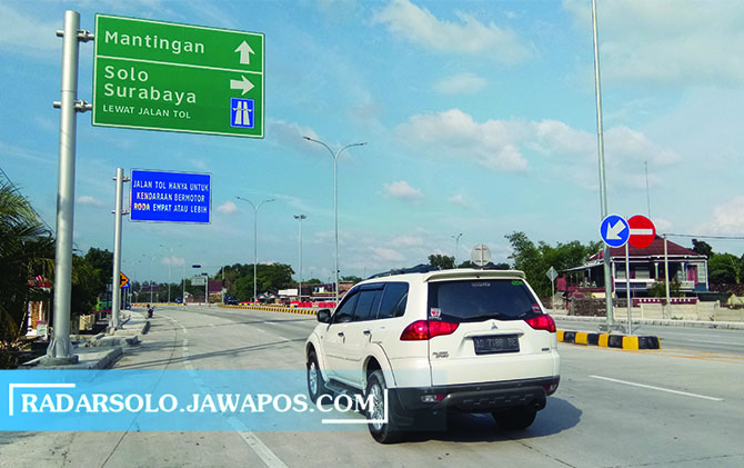 FINISHING: Gerbang Tol Sragen Timur belum difungsikan. (AHMAD KHAIRUDIN/RADAR SOLO)
