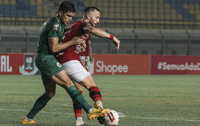 Bek PSS Sleman Fabiano Beltrame (kiri) saat berebut bola dengan striker Bali United Ilja Spasojevic di Piala Menpora 2021.