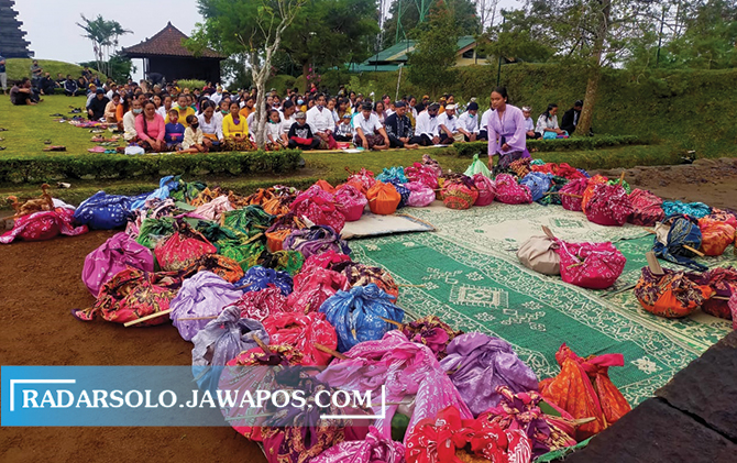 Upacara Galungan yang digelar di pelataran Candi Cetho, Rabu (14/4) pagi. (RUDI HARTONO/RADAR SOLO)