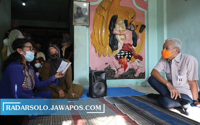 Gubernur Jateng Ganjar Pranowo mendengarkan serius saat Lasmi mendendangkan tembang.