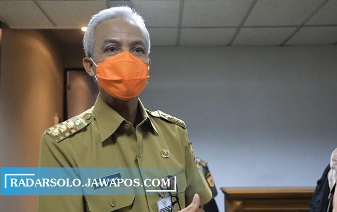 Gubernur Jateng Ganjar Pranowo ingatkan guru untuk displin terapkan prokes selama uji coba PTM.