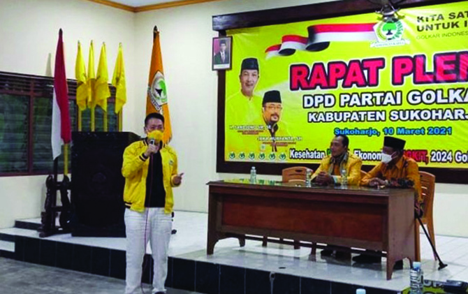KOMITMEN: Henry Indraguna (berdiri) menggelar komunikasi dengan DPD Sukoharjo. (ISTIMEWA)