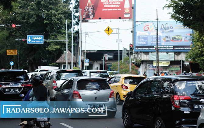 Jalan Slamet Riyadi Solo padat dengan kendaraan bermotor. Per 1-17 Mei, akan diberlakukan aturan ketat terkait pengendara yang keluar/masuk Kota Solo.