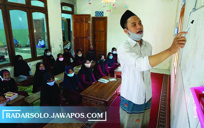 HAL POSITIF: Ustad mengajarkan bacaan alquran kepada lansia, warga Desa Karangkendal, Kecamatan Tamansari, kemarin. (TRI WIDODO/RADAR SOLO)