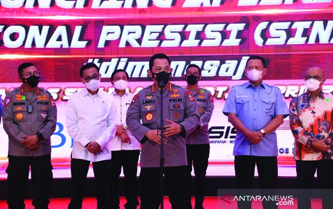 Kapolri Jenderal Polisi Listyo Sigit Prabowo bersama Ketua MPR RI Bambang Soesatyo memberikan keterangan pers peluncuran aplikasi SIM Nasional Presisi (Sinar) untuk perpanjangan SIM secara daring di Satpas SIM Daan Mogot, Jakarta, Selasa (13/4). (ANTARA/H