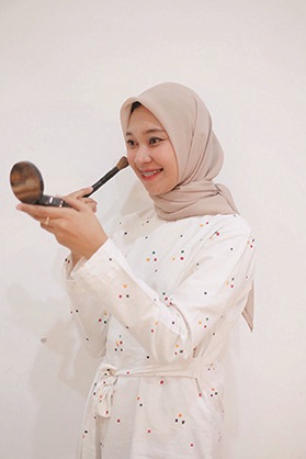 FRESH: Make up Artist (Mua) Faradila Ratnasari beri tutorial tren make-up Ramadan. (DOK PRIBADI)