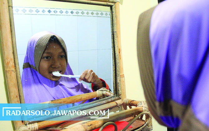 SEJAK DINI: Biasakan anak berkumur dan menggosok usai sahur demi menjaga kesehatan gigi dan mulut selama menjalankan ibadah puasa Ramadan. (CITRA AYU/RADAR SOLO)