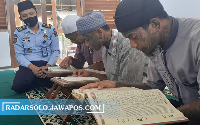 KHUSUK: Penghuni Rutan Kelas IA Surakarta mengaji Alquran bersama dengan bimbingan petugas rutan kemarin (19/4). (A CHRISTIAN/RADAR SOLO)