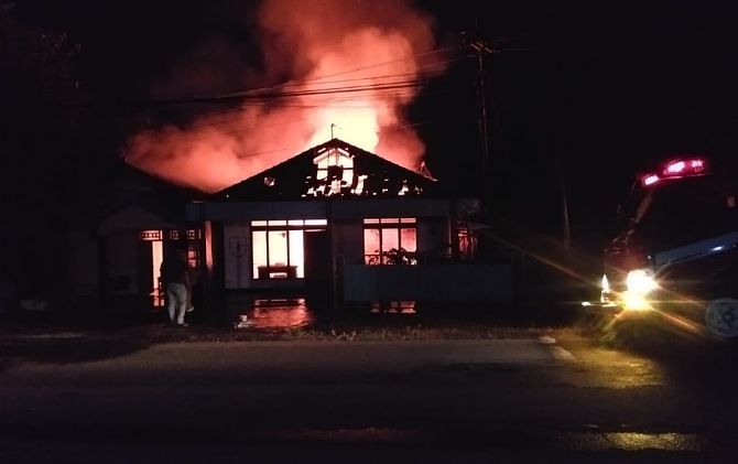Rumah Ali Supono, warga Dusun Dungringin RT 02 RW 01, Desa Talunombo, Kecamatan Baturetno, yang terbakar, Sabtu. (27/2) dini hari (IWAN ADI LUHUNG/RADAR SOLO)