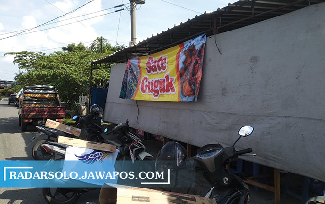 Penjual olahan daging anjing di kawasan Solo Baru. (IWAN KAWUL/RADAR SOLO)