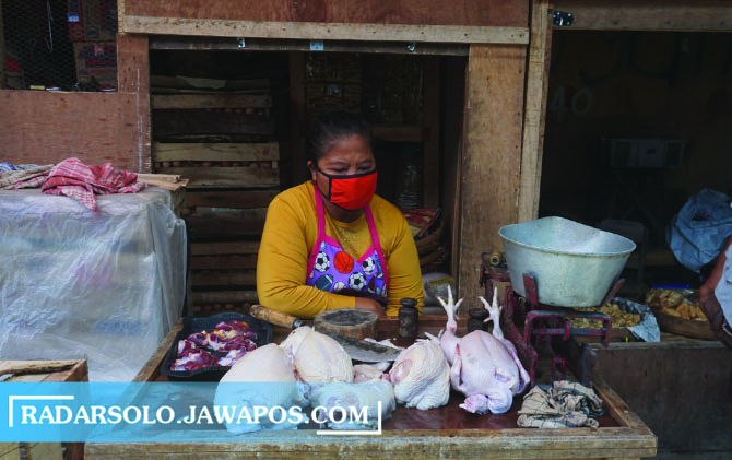 TUNGGU PEMBELI: Sejumlah pedagang di Pasar Darurat Klaten sedang menggunakan jenis timbangan meja untuk transaksi jual beli. (ANGGA PURENDA/RADAR SOLO)