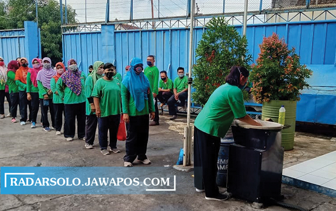 Sejumlah pekerja pabrik di Sukoharjo menanti hak tunjangan hari raya (THR). Beberapa perusahaan sudah berencana mencicil pembayaran THR karena dampak pandemi.