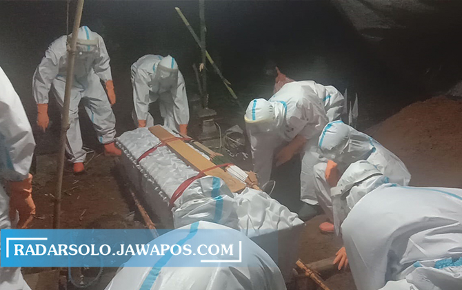 Pemakaman dengan protokol kesehatan dilakukan di Wonogiri pada Rabu (14/4) malam. (IWAN ADI LUHUNG/RADAR SOLO)