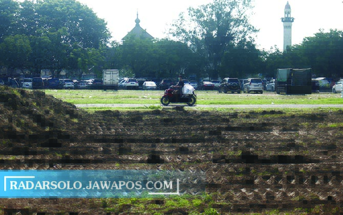 PENATAAN: Alat berat meratakan tanah di Alun-Alun Utara Keraton Kasunanan Surakarta, Kamis (22/4).  (M. IHSAN/RADAR SOLO)