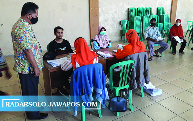 PANTAU LANGSUNG: Kepala Dinas Sosial Waluyo Dwi Basuki cek penyaluran BST, kemarin (20/4). (RUDI HARTONO/RADAR SOLO)