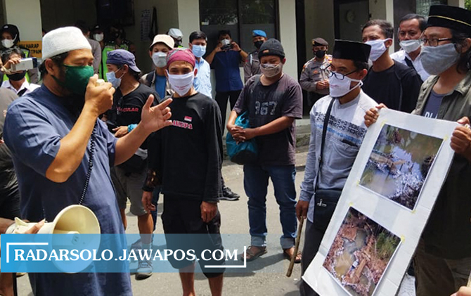 Massa Gerakan Peduli Lingkungan Sukoharjo gelar aksi di depan kantor BBWSBS, Pabelan, Kartasura, Rabu (28/4).