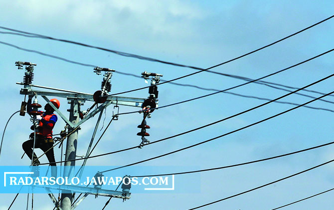 WASPADA PENCURIAN LISTRIK: Teknisi memperbaiki jaringan listrik. (ARIEF BUDIMAN/RADAR SOLO)