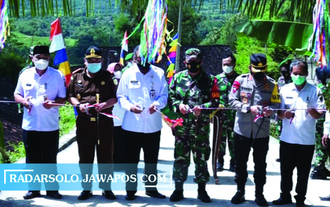 LEGA: Prosesi pembukaan jalang jalan penghubung di Dusun Ngroto dan Dusun Pancoran di Desa Pentur, Kecamatan Simo. (TRI WIDODO/RADAR SOLO)