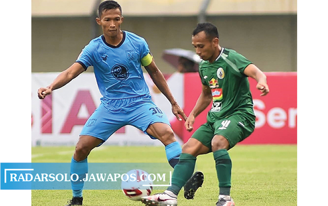 Kapten Persela Lamongan Eky Taufik (kiri) saat melawan Persebaya Surabaya di Liga 1 2020.