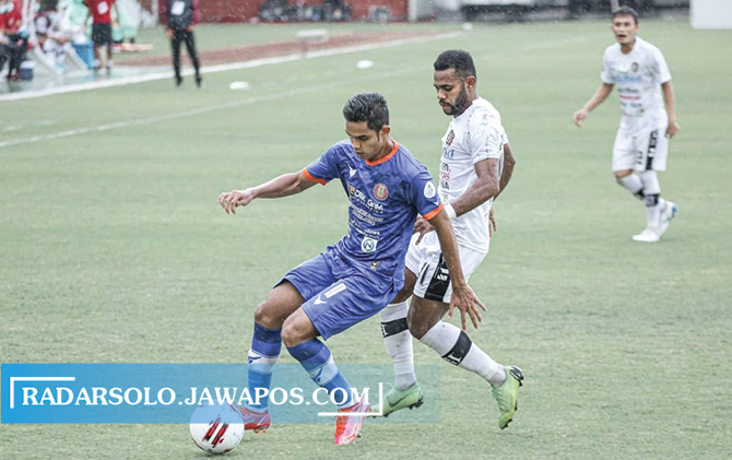 Winger Persiraja Banda Aceh Miftahul Hamdi (depan) berebut bola dengan penggawa Bali United, Yabes Ronni.