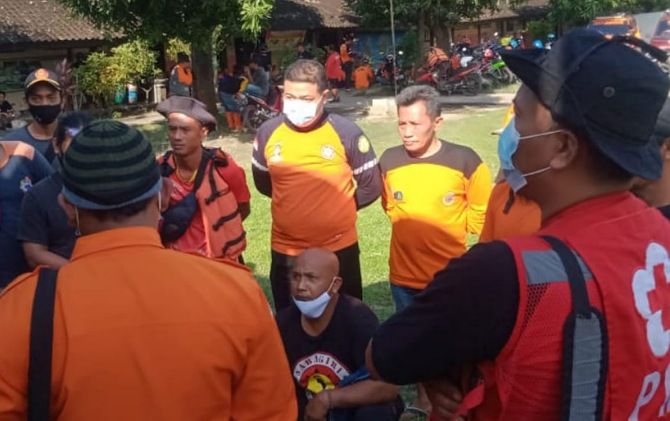 Koordinasi tim SAR gabungan untuk proses pencarian pria yang nekat terjun ke sungai dari Jembatan Pondok, Desa Pondok, Kecamatan Grogol, Minggu (28/2). (IWAN KAWUL/RADAR SOLO)