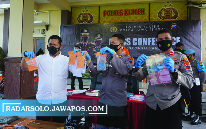 BIKIN RESAH: Barang bukti kejahatan kasus pembobolan ATM saat gelar perkara di Mapolres Klaten, Jumat (9/4) kemarin. (ANGGA PURENDA/RADAR SOLO)