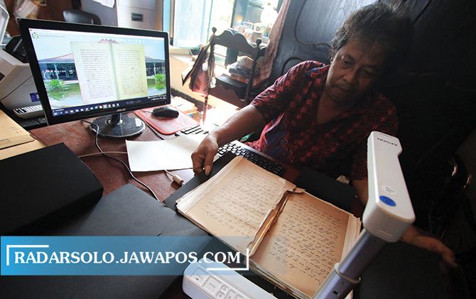 ASET BUDAYA: Perpustakaan Pura Mangkunegaran memiliki banyak koleksi naskah kuno. Agar tetap tetap terawat sebagian sudah mulai dilakukan digitalisasi.ARIEF BUDIMAN/RADAR SOLO