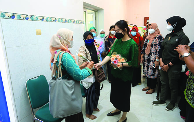 APRESIASI: Ketua TP PKK Kota Surakarta, Selvi Ananda membagi bunga bagi akseptor yang menerima pelayanan KB di Danukusuman, Rabu (21/4) (HUMAS PEMKOT FOR RASO)