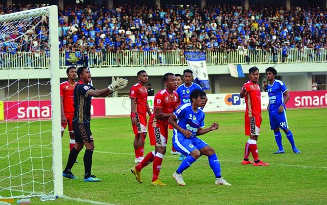 ANDALAN: Sendri Johansyah saat masih bermain sebagai kiper utama dalam tim Persis Solo, musim lalu. (ISTIMEWA)