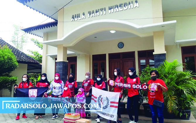 GIAT BERBAGI: Srikandi Pasoepati gelar aksi bagi sembako di Panti Jompo dan Panti Asuhan. (RYAN AGUSTIONO/RADAR SOLO)