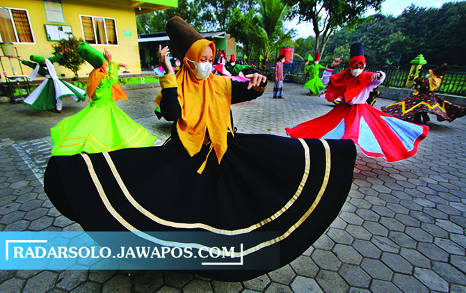 ATRAKTIF: Santri Ponpes Nurul Hidayah Boyolali menari sufi di halaman ponpes setempat sambil menanti waktu berbuka puasa kemarin (26/4). (ARIEF BUDIMAN/RADAR SOLO)