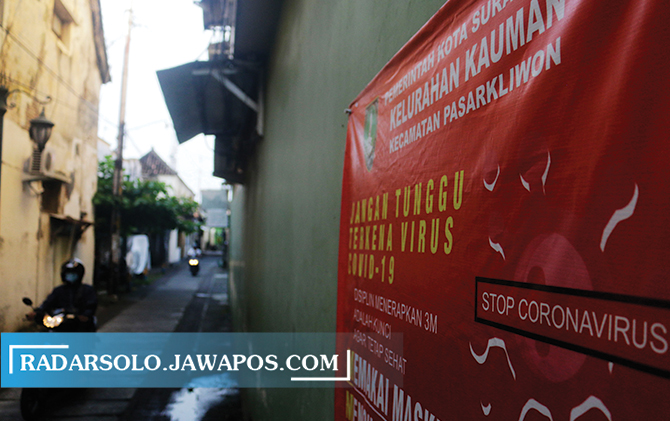 PENCEGAHAN: Imbauan agar mematuhi prokes terpasang di gang Kauman, Pasar Kliwon, kemarin.  COVID-19 (MUHAMMAD IHSAN/RADAR SOLO)
