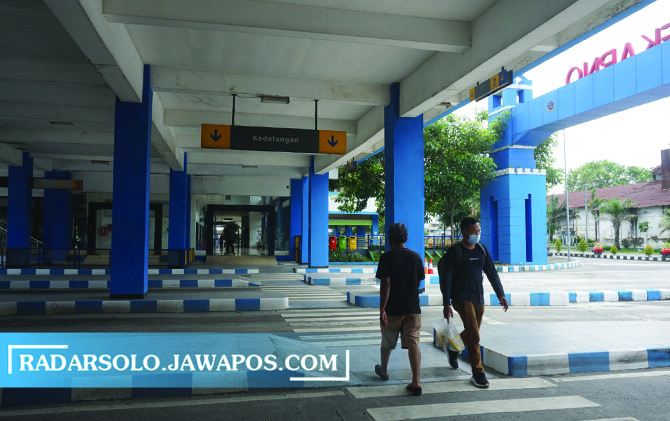 LENGANG: Sejumlah penumpang tiba di Terminal Ir. Soekarno Klaten, Jumat (2/4) pagi. Terjadi lonjakan jumlah penumpang saat libur panjang perayaan Paskah. (ANGGA PURENDA/RADAR SOLO)