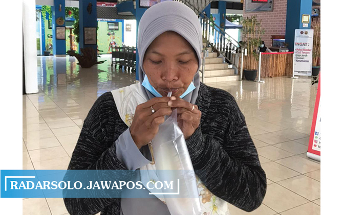 Penumpang bus di Terminal Ir Soekarno Klaten saat menjalani tes GeNose secara acak, kemarin.