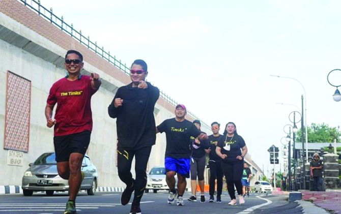 HIDUP SEHAT: Komunitas Timiks Running Community berlari di kawasan Flyover Purwosari.  (ISTIMEWA)