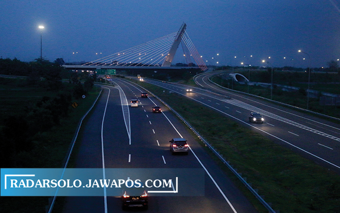 Lalu lintas kendaraan di jalan tol masih terlihat landai, Jumat (30/4).