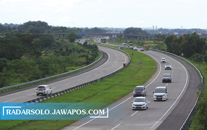 Kendaraan yang melintas jalan tol Solo-Ngawi hingga kemarin masih normal. Penyekatan mudik akan dilakukan mulai 7 Mei. (CITRA AYU/RADAR SOLO)