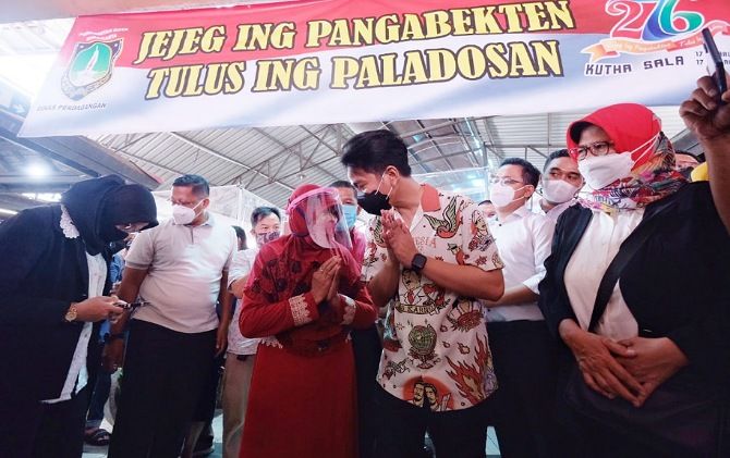 Wali Kota-Wali Kota Surakarta Gibran Rakabuming Raka-Teguh Prakosa blusukan ke Pasar Gede, Jumat (26/2). (SILVESTER KURNIAWAN/RADAR SOLO)