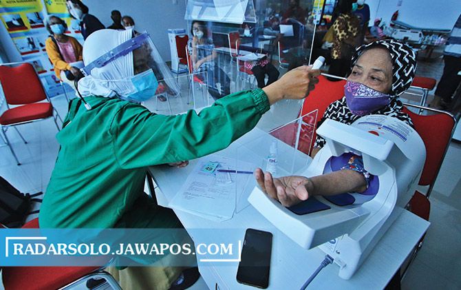 KEWALAHAN: Lansia di Solo menjalani skrining sebelum divaksinasi, beberapa waktu lalu. Lonjakan kasus Covid-19 di eks Karesidenan Surakarta membuat para tenaga kesehatan (nakes) kewalahan. (ARIEF BUDIMAN/RADAR SOLO)