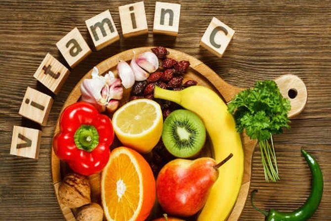 Ilustrasi sayur-sayuran dan buah-buahan yang banyak mengandung vitamin C.