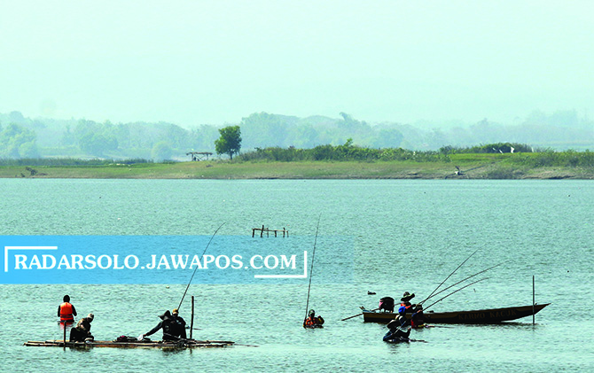 ANDALAN PAD: Aktivitas Warga di kawasan Waduk Gajah Mungkur. (ARIEF BUDIMAN/RADAR SOLO)