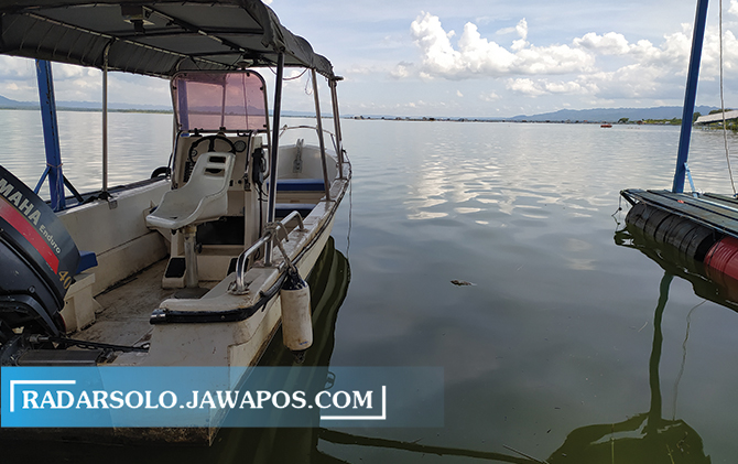 Kondisi perahu yang biasa digunakan untuk wisata di Objek Wisata Waduk Gajah Mungkur, Kamis (15/4). (IWAN ADI/RADR SOLO)