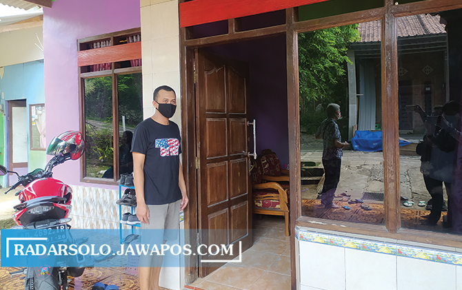 Hendri Ramadani di rumahnya yang didatangi perempuan tak dikenal, Kamis (29/4).