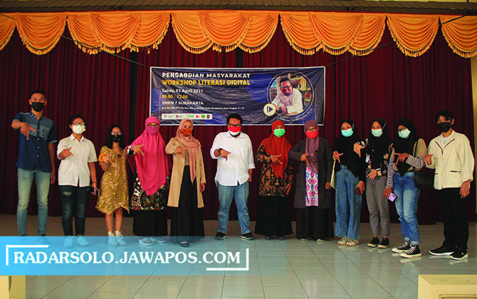 SERAP ILMU: Siswa dan guru SMKN 7 Surakarta, peserta Workshop Literasi Digital bersama narsum dosen ITTP Damar Tri Afriyanto di aula sekolah setempat, Sabtu lalu. (CITRA SUSANTI/RADAR SOLO)