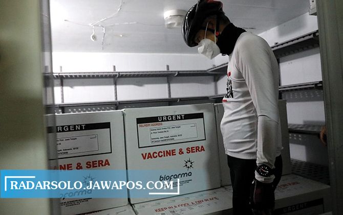Gubernur Jawa Tengah Ganjar Pranowo mengecek vaksin Sinovac di gudang Dinas Kesehatan Pemprov Jateng di Kawasan Industri Tambakaji Semarang, Senin (4/1).