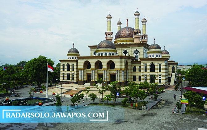 MEGAH: Masjid Al Aqsha Klaten menjadi salah satu lokasi digelarnya Salat Id Idul Fitri. (ANGGA PURENDA/RADAR SOLO)