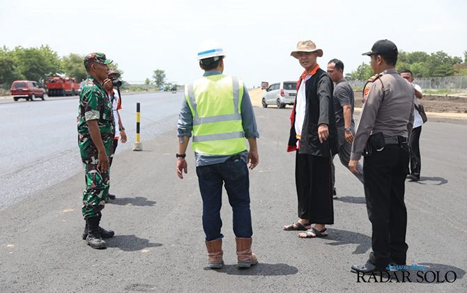 PERCEPATAN: Gubernur Jateng Ganjar Pranowo meninjau progress pembangunan Bandara Blora, Kamis lalu (12/12) (DOK PEMPROV JAWA TENGAH)