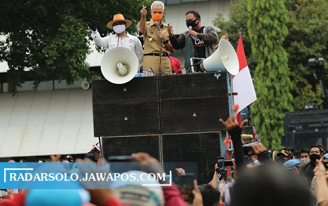 Gubernur Jateng Ganjar Pranowo menemui para pendemo terkait penolakan UU Cipta Kerja di depan kantor gubernur Semarang, kemarin (12/10). (BAYU WICAKSONO/RADAR SOLO)