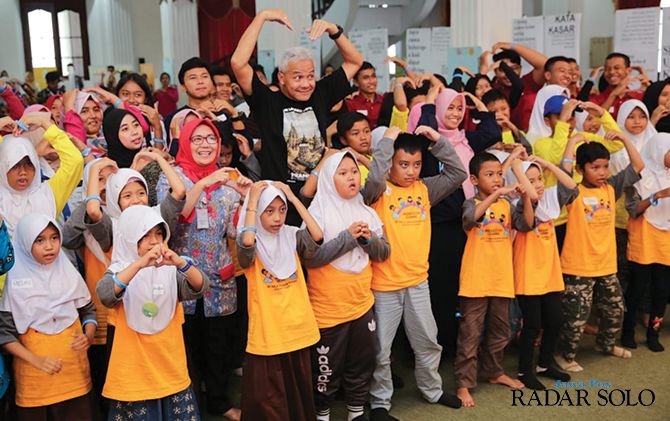 Gubernur Jateng Ganjar Pranowo bersama anak-anak di Jateng dalam Dialog Pencegahan Kekerasan Terhadap Anak bersama Unicef di Wisma Perdamaian, Semarang, Jumat (6/3).
